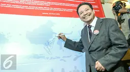 Koordinator APDI Otto Hasibuan membubuhkan tanda tangan usai pembacaan deklarasi Advokat Pengawal Demokrasi Indonesia (APDI), Jakarta, Rabu (23/3/2016). (Liputan6.com/Yoppy Renato)