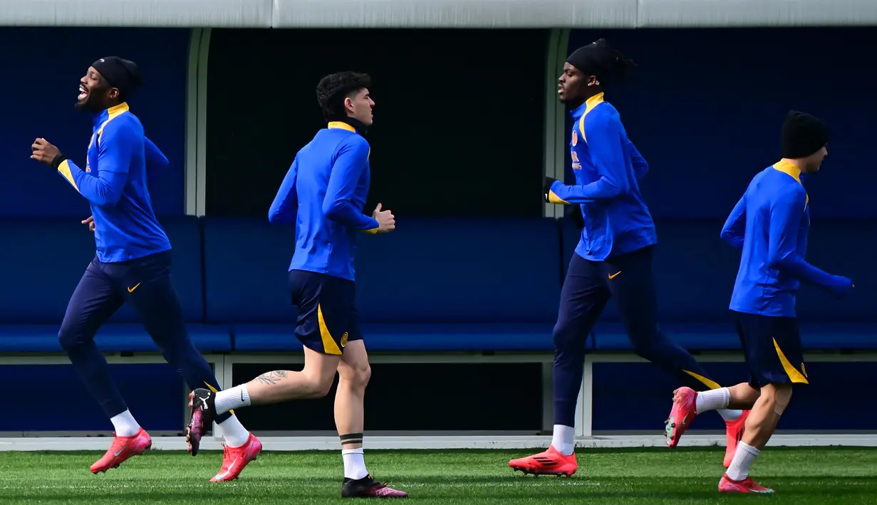 Pemain Inter Milan, Marcus Thuram bersama Alessandro Bastoni dan Yann Bisseck (kiri ke kanan) menghadiri sesi latihan jelang leg kedua babak 16 besar Liga Champions 2024/2025 melawan Feyenoord di pusat latihan Appiano Gentile, dekat Milan, Italia pada tanggal 10 Maret 2025. (Piero CRUCIATTI/AFP)