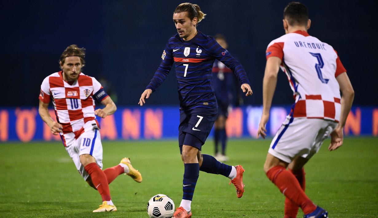 Penyerang Prancis, Antoine Griezmann, berusaha melewati pemain Kroasia pada laga lanjutan UEFA Nations League 2020/2021 di Maksimir Stadium, Kamis (15/10/2020) dini hari WIB. Prancis menang 2-1 atas Kroasia. (AFP/Franck Fife)