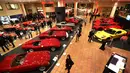Pengunjung melihat mobil Ferrari klasik saat dipamerkan dalam peresmian pameran Ferrari di Monako (3/12). Sekitar lima puluh mobil ferrari unik klasik di dunia ini dipamerkan di acara tersebut. (AFP Photo/Valery Hache)