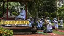 Umat Hindu Bali memperingati Hari Raya Galungan di Pura Amerta Jati, Jalan Punak, Pangkalan Jati, Cinere, Depok, Rabu (14/4/2021). Di tengah pandemi COVID-19, Pura Amerta Jati menerapkan protokol kesehatan dan pembatasan umat yang hadir untuk memperingati Galungan. (Liputan6.com/Johan Tallo)