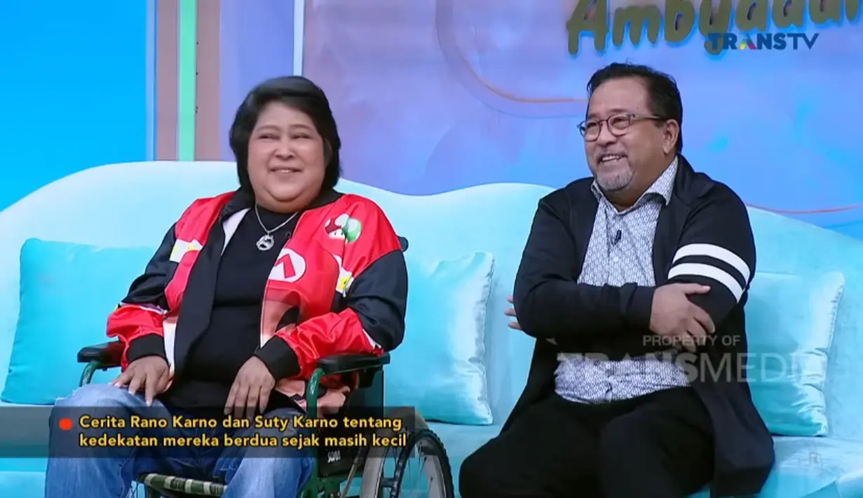 Perempuan kelahiran 1966  itu mengaku hanya memiliki satu baju lebaran.  Itupun terbuat dari bahan  sisa gorden rumahnya. Karena terjebur di got, ia pun tak bisa seragam seperti yang lain. [Youtube/TRANS TV Official]