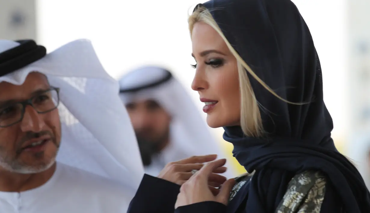 Ivanka Trump, putri dan penasihat senior Presiden Donald Trump, mengunjungi Masjid Agung Sheikh Zayed di Abu Dhabi, Uni Emirat Arab, Sabtu (15/22020). Ivanka akan menjadi salah satu pembicara dalam acara 'Global Women's Forum' yang berlangsung pada 16-17 Februari 2020. (AP/Kamran Jebreili)