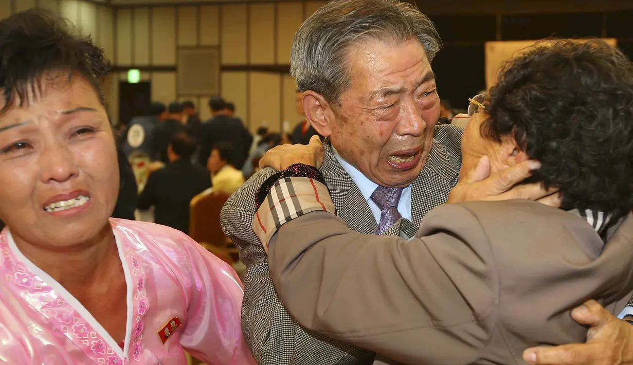 Min Ho-shik (tengah), warga Korsel bertemu adiknya Min Eun Shik, warga Korut dalam Reuni Keluarga Terpisah di Korut, Selasa (20/10). Ratusan orang memulai acara reuni sejak pecah perang antara kedua negara itu lebih dari 60 tahun lalu.(Reuters/Korea Pool)