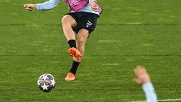 Gelandang Club Brugge Casper Nielsen menghadiri sesi latihan bersama rekan satu timnya menjelang bersua Benfica pada pada leg kedua babak 16 besar Liga Champions 2022/2023, di stadion Luz, Lisbon, Senin (6/3/2023). Pelatih Club Brugge, Scott Parker menegaskan, timnya akan tampil habis-habisan demi mendulang kemenangan kontra Benfica. (PATRICIA DE MELO MOREIRA / AFP)