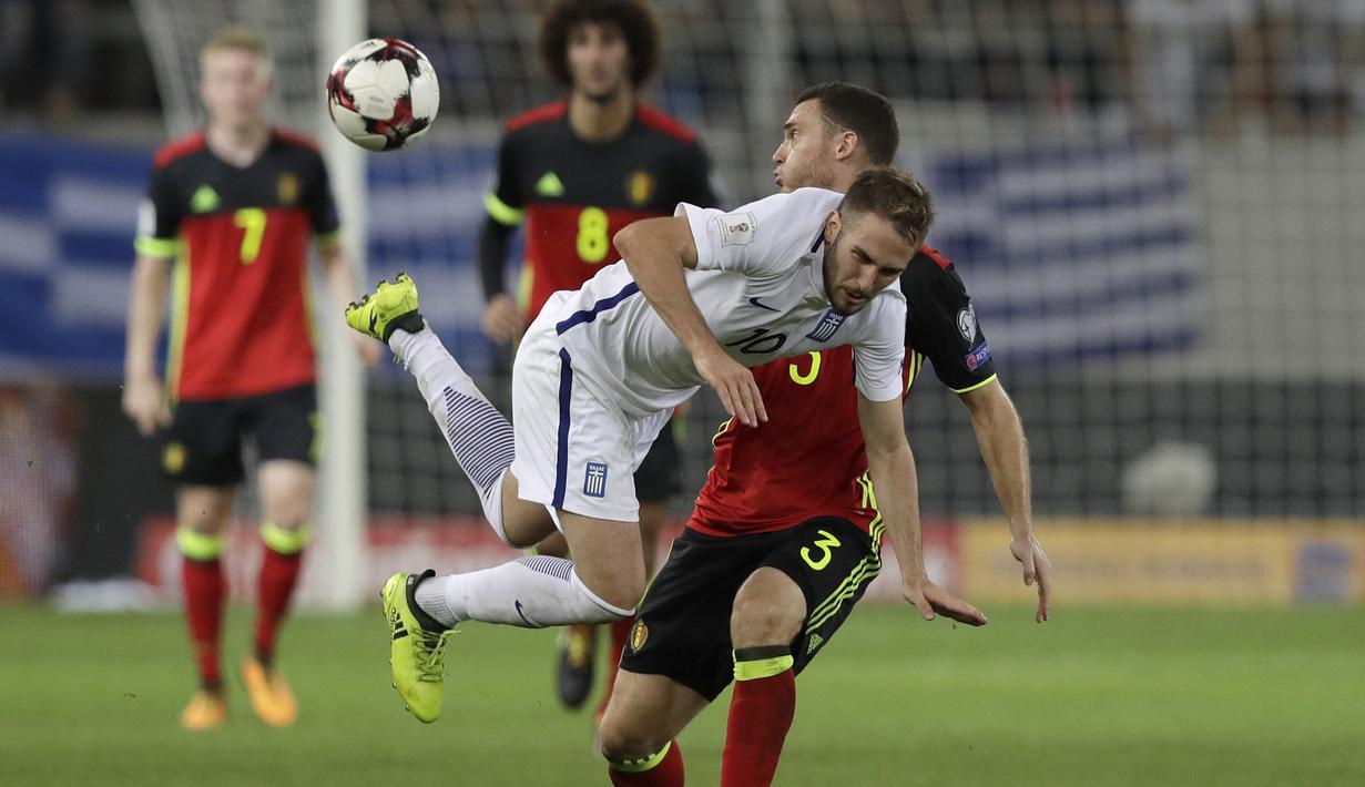 Pemain Yunani, Kostas Fortounis berebut bola dengan pemain Belgia, Thomas Vermaelen (kanan) pada laga grup H kualifikasi Piala Dunia 2018 di Georgios Karaiskakis Stadium, Piraeus port, Yunani, (3/9/2017). Belgia menang 2-1. (AP/Yorgos Karahalis)