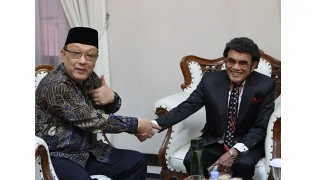 6 Potret Rhoma Irama Jadi Penguji Ahli Sidang Disertasi S3, Tampil Pakai Toga
