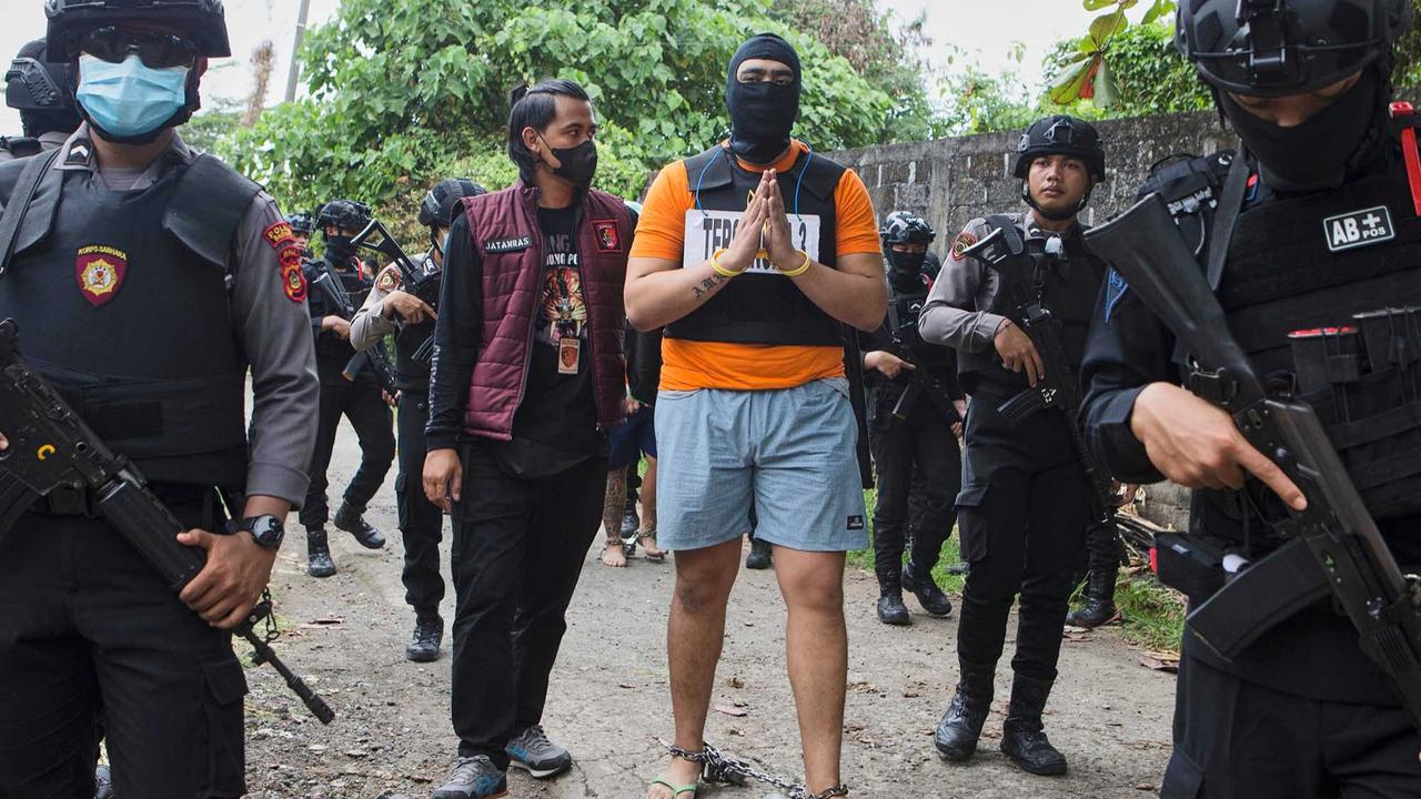 FOTO: Kaki Dirantai, Tiga Tersangka Penembakan WN Australia Jalani Rekonstruksi di Bali