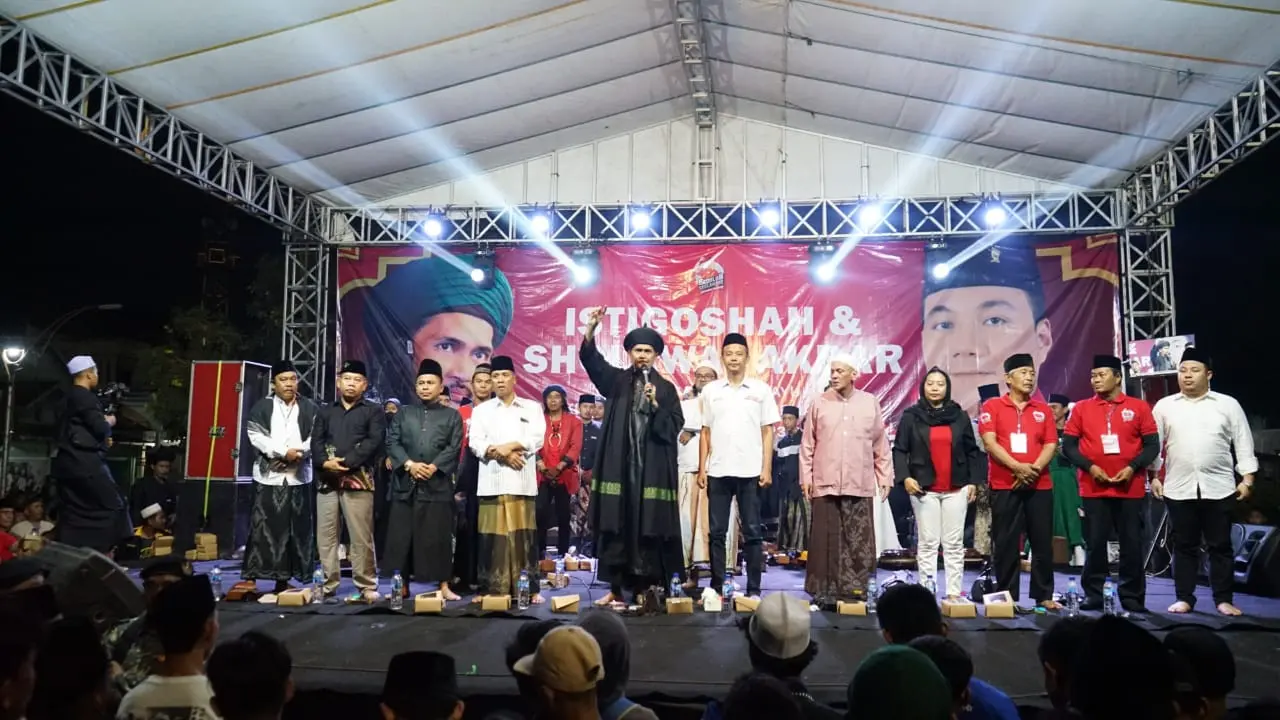 Pendukung bakal calon legislatif dari PDI Perjuangan (PDIP) Mochamad Herviano