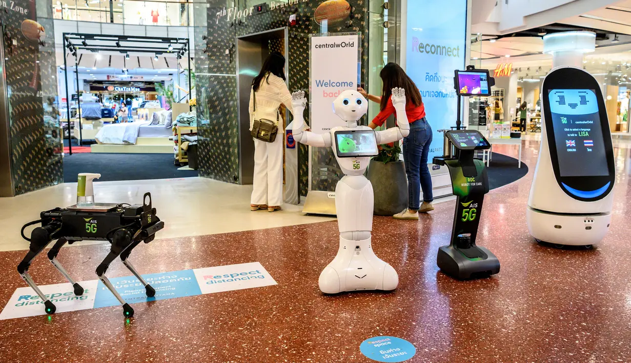 Robot 5G menyambut pengunjung yang mendatangi pusat perbelanjaan di Bangkok, Thailand, Kamis (4/6/2020). Saat ini Thailand sedang dalam proses membuka kembali pusat perbelanjaan setelah sebelumnya ditutup selama dua bulan karena pandemi Covid-19. (Mladen ANTONOV / AFP)
