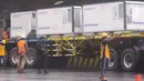 Sebuah truk mengangkut kontainer-kontainer berisi vaksin COVID-19 di Bandara Soekarno-Hatta, Tangerang, Kamis (31/12/2020). Setelah mendarat di Indonesia, 1,8 juta dosis vaksin Covid-19 produksi Sinovac akan langsung dikirim ke PT Bio Farma (Persero) di Bandung. (Liputan6.com/Angga Yuniar)