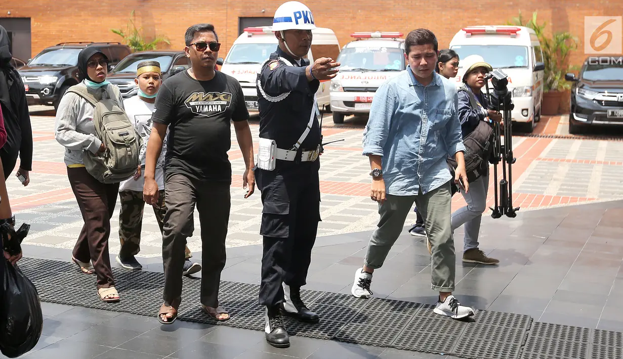 Artis peran Haykal Kamil mendatangi crisis center Lion Air di Bandara Soekarno Hatta, Tangerang, Senin (29/10). Pesawat Lion Air JT 610 rute Jakarta-Pangkal Pinang itu dipastikan jatuh di perairan Tanjung Karawang, Jawa Barat. (Liputan6.com/Fery Pradolo)