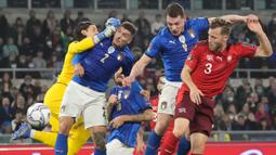 Stadio Olimpico akhirnya bergemuruh pada menit ke-36. Memanfaatkan umpan Lorenzo Insinge, Giovanni Di Lorenzo (kiri kedua) sukses menyamakan kedudukan 1-1 untuk tuan rumah Italia. (AP/Gregorio Borgia)