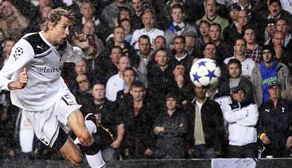 Peter Crouch beraksi dengan sundulan untuk membukukan hat-trick bagi kemenangan 4-0 Tottenham Hotspur atas Young Boys di play-off Liga Champions di London, 25 Agustus 2010. AFP PHOTO/Carl de Souza