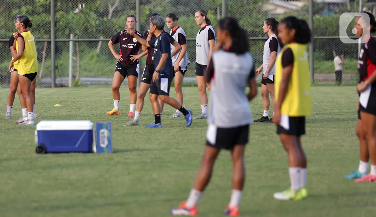 Pemain Tim Nasional (Timnas) Putri Indonesia saat latihan di Lapangan Latih Jakarta International Stadium (JIS), Jumat (20/6/2025). (Liputan6.com/Helmi Fithriansyah)