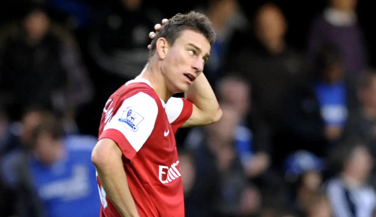 Laurent Koscielny merupakan salah satu bek tengah terbaik di Liga Inggris pada masanya. Ia menjadi salah satu pemain yang berjasa mengakhiri paceklik gelar Liga Inggris pada 2014 sejak sembilan tahun lalu. Namun, siapa sangka jika laga debut Koscielny diwarnai dengan kartu merah. Ia mendapatkan akumulasi dari dua kartu kuning saat menghadapi Liverpool. Saat itu, laga berakhir imbang 1-1. (AFP/Olly Greenwood)