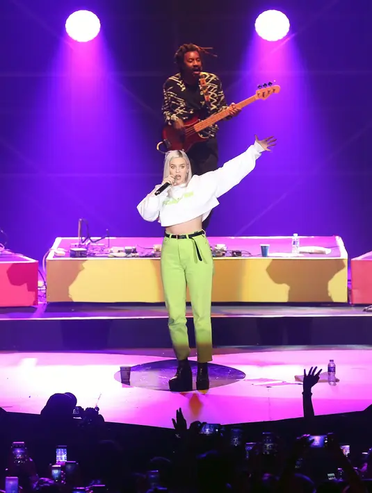 Lucunya Anne Marie belajar mengatakan "Aku Cinta Kamu" yang membuat penonton bersorai. (Bambang E. Ros/Bintang.com)