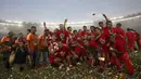 Para pemain Persija Jakarta merayakan gelar juara usai mengalahkan Mitra Kukar pada laga Liga 1 di SUGBK, Jakarta, Minggu (9/12). Persija menang 2-1 atas Mitra. (Bola.com/Yoppy Renato)