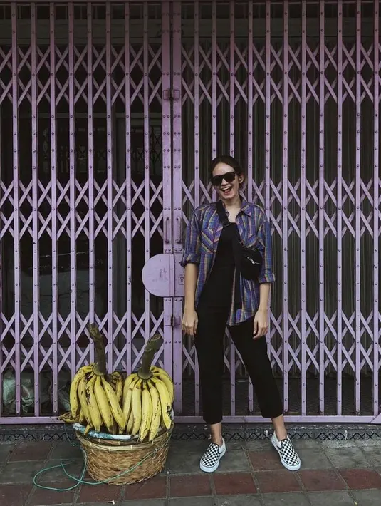 Boleh coba pakai black jumpsuit yang dipadu shirt. Untuk kesan kasual, kombinasikan dengan sneakers. (Instagram/enzystoria).