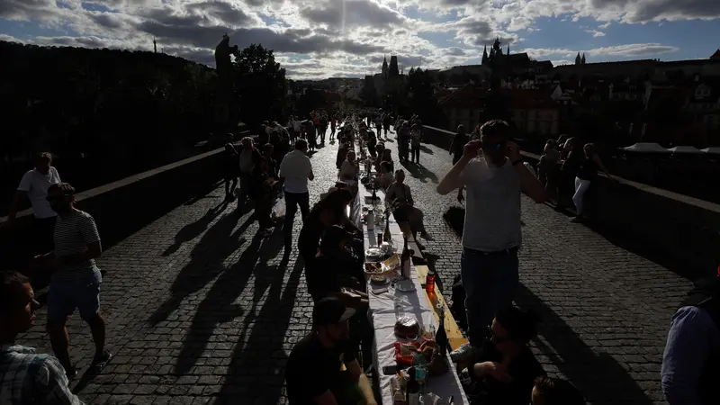Warga Praha Gelar Makan Malam di Atas Jembatan