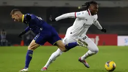 Pemain AC Milan, Rafael Leao (kanan) berebut bola dengan pemain Hellas Verona, Darko Lazovic pada laga lanjutan Liga Italia 2024/2025 di Marcantonio Bentegodi, Verona, Italia, Sabtu (21/12/2024) dini hari WIB. (AP Photo/LaPresse/Paola Garbuio)