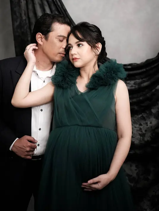Angelica Simperler dan Rico Hidros Daeng maternity shoot (Instagram/maravilleatelier)