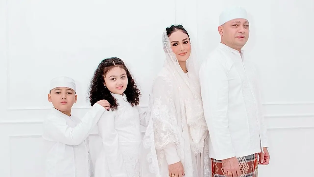 Krisdayanti, Raul Lemos, dan keluarga. (Foto: Atan Lemos, Instagram @krisdayantilemos)