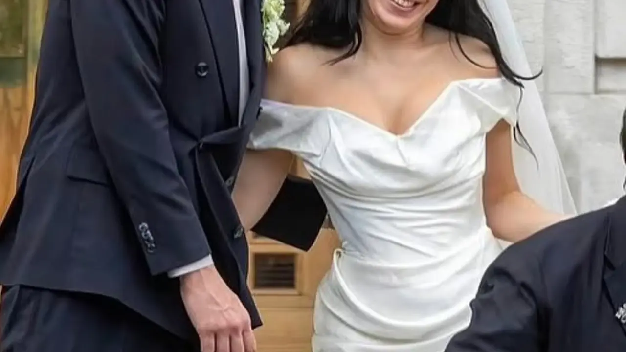 Gaya Anti Mainstream Charli XCX Saat Menikah dengan Drummer The 1975, Pakai Mini Dress Plus Kacamta Hitam