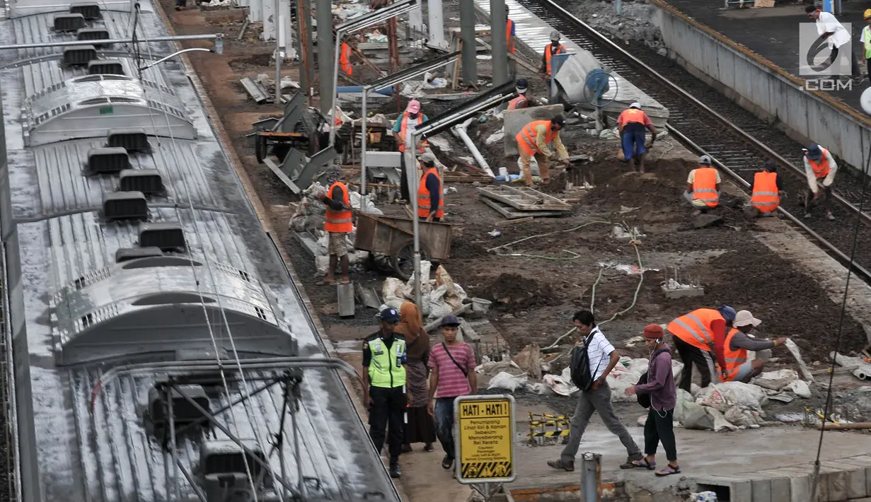 Pemandangan saat pekerja menyelesaikan pembangunan Stasiun Klender, Jakarta, Selasa (24/4). Selain Klender, stasiun lain yang diperluas terkait DDT Manggarai-Cikarang adalah Klender Baru, Buaran, Cakung, dan Kranji. (Merdeka.com/Iqbal Nugroho)