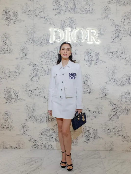 Ia jinjing tas Dior D-Joy Denim seharga Rp91 jutaan dan open toe heels untuk tampil elegan yang effortless [@marshatimothy]