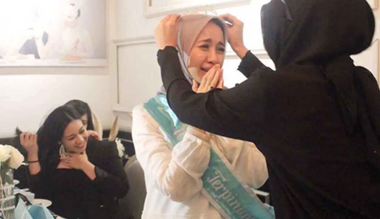 Sedikit demi sedikit kabar kapan pernikahan Laudya Cynthia Bella mulai terkuak. Kabar terbaru, Bella yang akan dinikahi oleh duda satu anak asal Malaysia, Engku Emran itu akan menikah pada minggu ini. (Instagram/zaskiasungkar15)