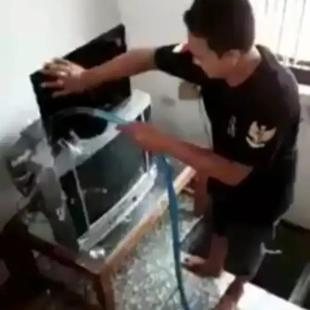 6 Potret Kelakuan Orang Mencuci Barang Elektronik Bikin Tepuk Jidat