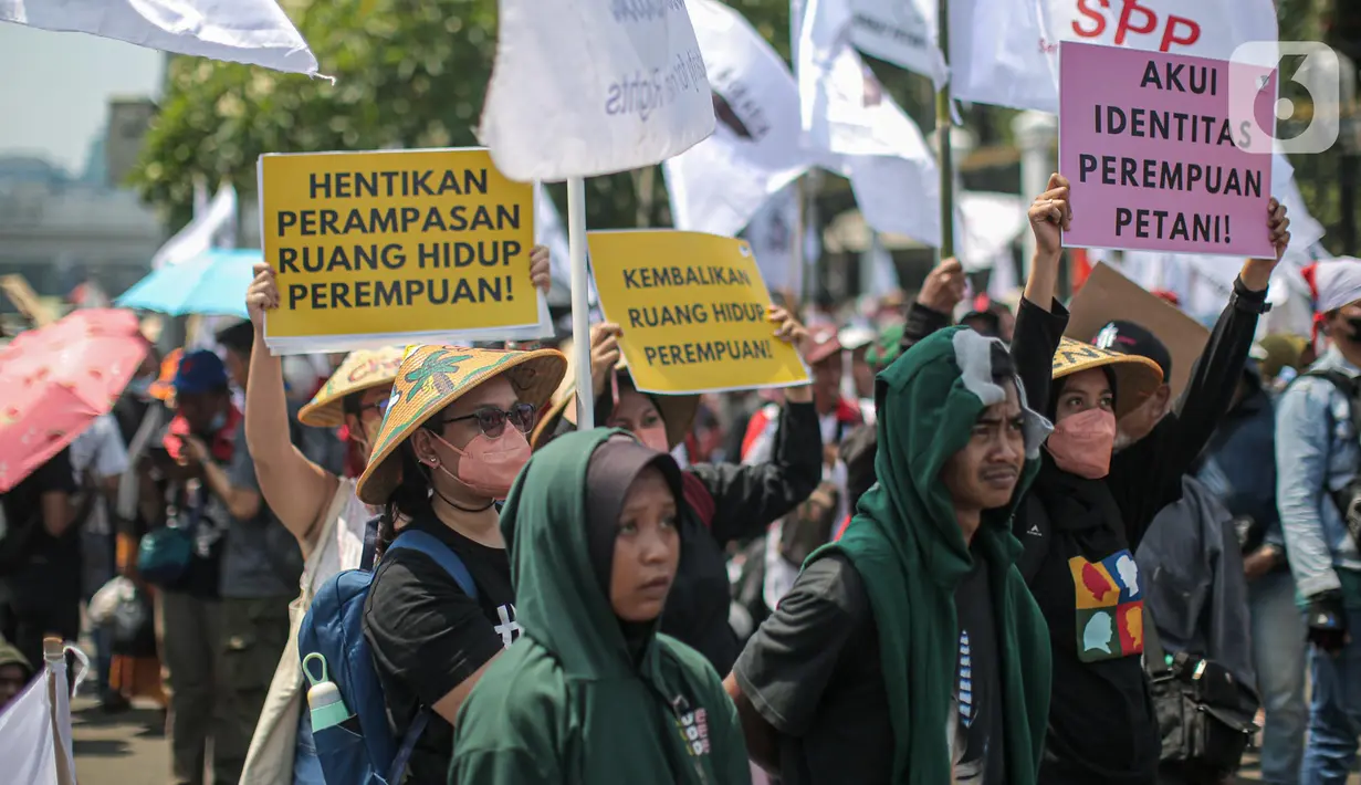Sejumlah elemen masyarakat yang tergabung dalam buruh dan petani menggelar aksi di depan Gedung DPR, Jakarta, Selasa (27/9/2022). Dalam aksi mereka menuntut dan menyampaikan aspirasi kepada pemerintah untuk melakukan evaluasi menyeluruh dan meminta pertanggungjawaban Presiden RI atas penyimpangan terhadap Konstitusionalisme Agraria yang menjadi mandat UUD 1945 dan UUPA 1960. (Liputan6.com/Faizal Fanani)