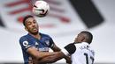 Penyerang Arsenal, Pierre-Emerick Aubameyang, berebut bola dengan penyerang Fulham, Ivan Cavaleiro, pada laga Liga Inggris di Craven Cottage, London, Sabtu (12/9/2020) malam WIB. Arsenal menang 3-0 atas Fulham. (Ben Stansall/Pool via AP)