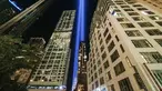 Tribute in Light tahunan memproyeksikan dua pilar cahaya ke langit malam di samping gedung-gedung yang menghadap ke 9/11 Memorial & Museum di New York City (10/9/2021). Dua cahaya kembar yang dikenal dengan Tribute in Light menyinari langit Kota New York. (AFP/Roberto Schmidt)