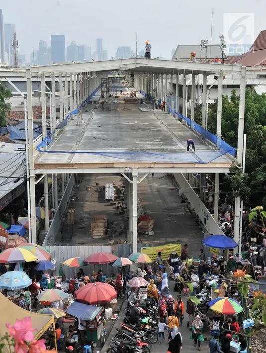 Pemandangan proyek pembangunan Skybridge Tanah Abang, Jakarta, Minggu (14/10). Skybridge Tanah Abang  memiliki panjang 386 meter dengan lebar 12,6 meter. (Merdeka.com/Iqbal Nugroho)