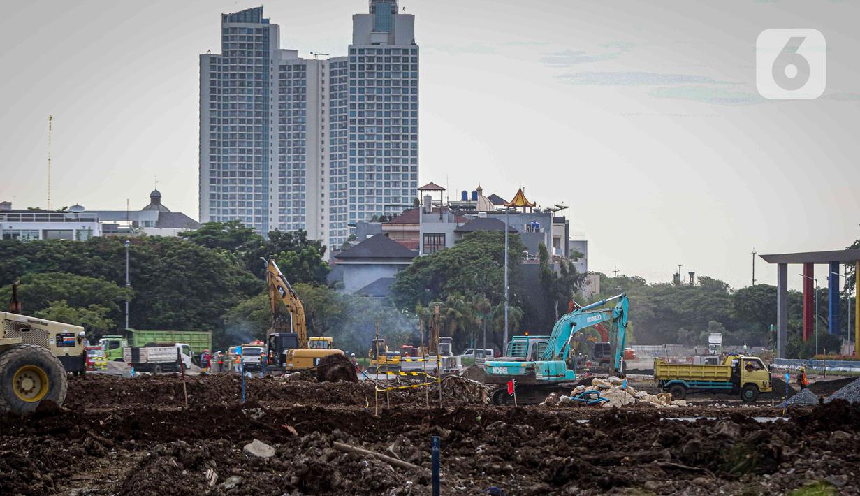 Pekerja menyelesaikan pembangunan Jakarta International E-Prix Circuit (JIEC) di kawasan Taman Impian Jaya Ancol, Jakarta, Kamis (24/2/2022). Menurut PT Jakarta Propertindo, pembangunan JIEC yang ditargetkan selesai tiga bulan itu kini telah mencapai 28 persen. (Liputan6.com/Herman Zakharia)