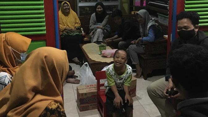 Komunitas Positive Vibes mengunjungi SLB Anugerah Colomadu. (Dok. Positive Vibes)