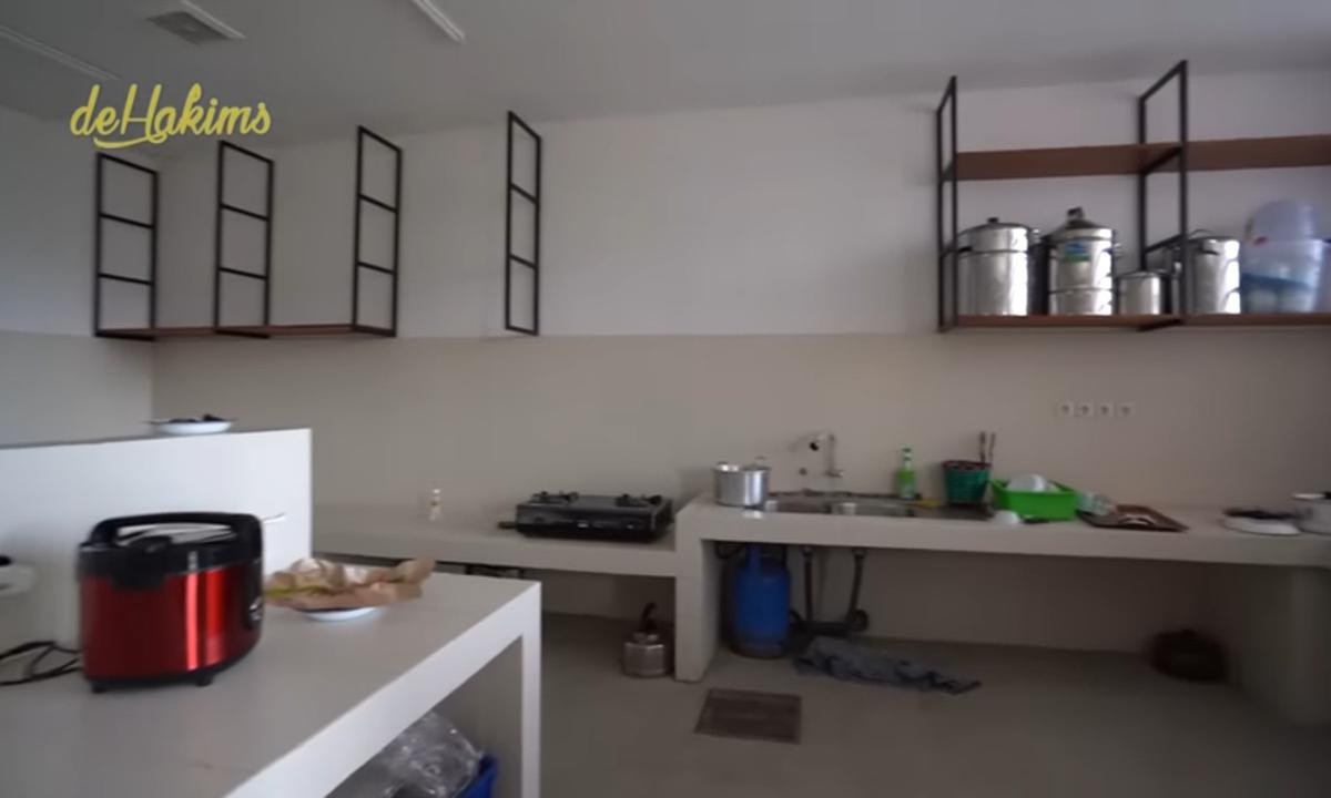5 Potret Dapur di Pendopo Soimah di Jogja, Seluas Lapangan Futsal & Meja Super Panjang Sampai Bisa Dipakai Tiduran
