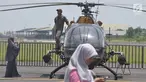Seorang prajurit  berdiri di sebuah helikopter milik TNI AD ada pameran alat utama sistem persenjataan (Alutsista) di Lanumad  Ahmad Yani Semarang, Jumat (5/10). Pameran alutsista tersebut dalam rangka memeriahkan HUT Ke-73 TNI. (Liputan6.com/Gholib)