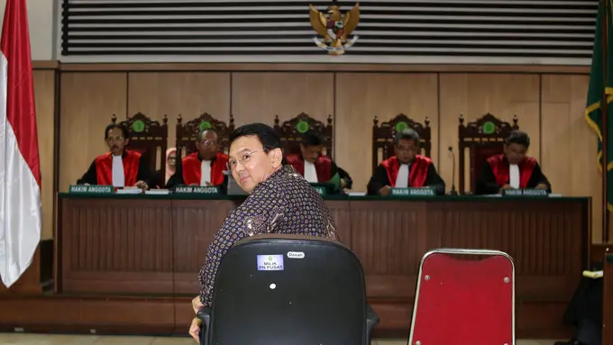 20161227-Hakim Bacakan Putusan Sela dalam Sidang Ahok-Jakarta