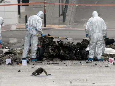 Sebuah bom mobil meledak di luar gedung bank sentral di Yunani, Kamis (10/4/2014) (AFP Photo/Louisa Goulmaki).