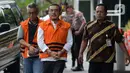 Kabid Jalan di Dinas PUPR Kabupaten Indramayu, Wempy Triyono (kiri) dan Kadis PUPR Pemkab Indramayu, Omarsyah tiba di Gedung KPK, Jakarta, Jumat (31/1/2020). Kedua tersangka diperiksa dalam kasus suap terkait pengaturan proyek di lingkungan Pemkab Indramayu Tahun 2019 (merdeka.com/Dwi Narwoko)