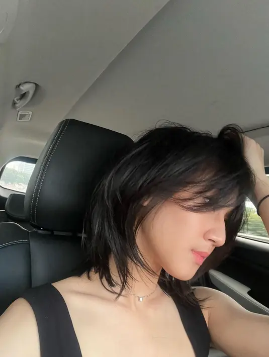 Rambutnya ditata belah tengah dengan poni panjang di bagian depan. Foto: Instagram.