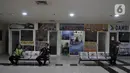Suasana di Terminal Terpadu Pulogebang, Jakarta, Rabu (10/6/2020). Petugas loket PO bus AKAP di Terminal tersebut masih tetap merasakan sepi pembeli meski operasional kembali normal sejak Minggu (7/6). (merdeka.com/Iqbal S. Nugroho)