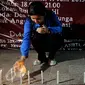 Seorang warga menyalakan lilin saat aksi simpatik dan doa bersama untuk Angeline di Bundaran HI, Jakarta, Kamis (11/6/2015). Mereka meminta pemerintah bersikap tegas kepada pelaku kekerasan anak. (Liputan6.com/Johan Tallo)