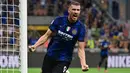 Edin Dzeko didatangkan ke Inter Milan untuk menggantikan peranan Romelu Lukaku yang hengkang menuju Chelsea. Ia juga sama-sama didatangkan dengan status bebas transfer. Dzeko juga mencetak gol debutnya saat berusa Genoa dengan menyumbangkan satu gol dan satu assist. (AFP/Miguel Medina)