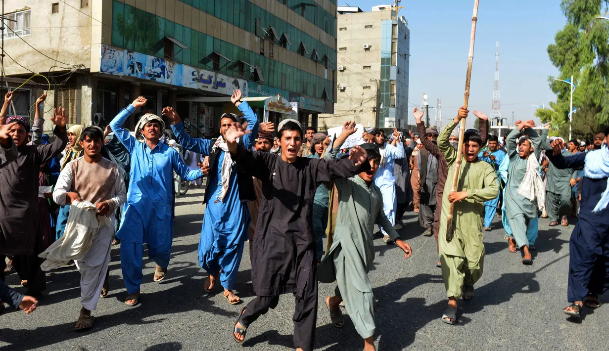 Penduduk setempat mengambil bagian dalam pawai protes terhadap pengumuman yang dilaporkan oleh Taliban di Kandahar (14/9/2021). Para penduduk memprotes Taliban yang ingin menggusur rumah mereka yang dibangun di atas tanah milik negara. (AFP/Javed Tanveer)
