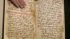 Manuskrip yang diyakini berasal dari naskah Al-Quran tertua di dunia ditemukan di Universitas Birmingham, Inggris, Rabu (22/7/2015). Penanggalan radiokarbon menunjukkan manuskrip itu berusia setidaknya 1.370 tahun. (REUTERS/Peter Nicholls)