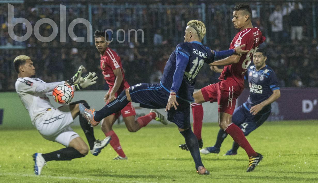 Naluri mencetak gol Cristian Gonzales tetap tajam walaupun sudah memasuki usia senja bagi pesepak bolaa. (Bola.com/Vitalis Yogi Trisna) 